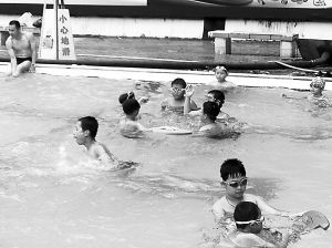 暑天热,小孩子在游泳池里降温