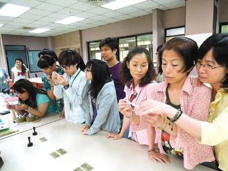 女子考试握两笔猛转 笔身上刻小抄刀工精细(图