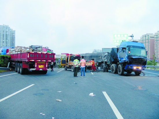 沈海高速公路:连续两起车祸 卷筒纸"滚轧"高速路