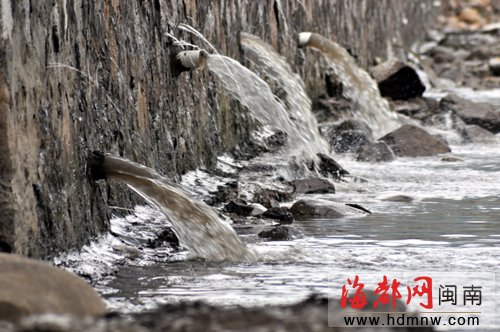 十米内四个污水口,污水直排,流向西溪