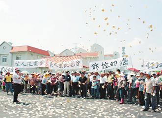 抗议台电在村内架设密密麻麻的超高压电线路,昨天集结百人撒纸钱抗议