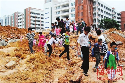 贪图方便家长带孩子工地玩穿越 学校拉警戒线