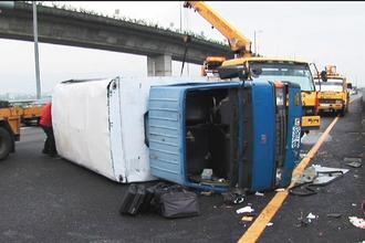 小货车爆胎 高速翻车