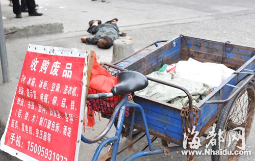 帮人推车赚了10元"废品大叔"转身猝死(图)