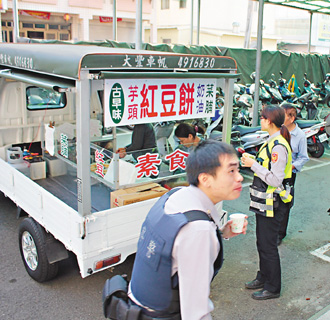 据台湾媒体报道,平镇分局的警察最近很有口福,有一辆车轮饼摊车三不五