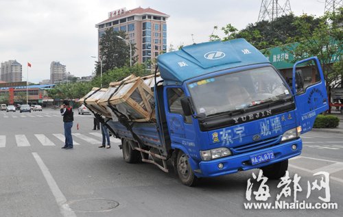 为躲电动车 货车上几百块玻璃齐刷右倒(图)