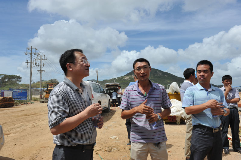 海峡都市报总编辑孙德坚在平潭工地采访