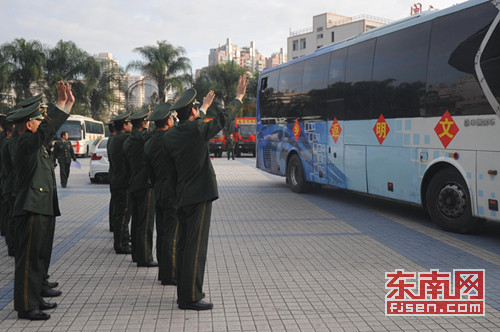 武警福州支队热烈欢送退伍老兵光荣返乡