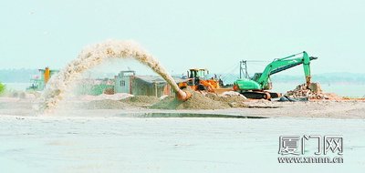 大嶝海域,抽泥沙船正在吸吹沙,为项目建设做前期准备(朱毅力 摄)