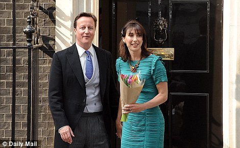 资料图:英国首相卡梅伦和妻子站在新装修的公寓外