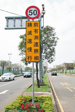 新竹市公道五路上的测速照相警告标志,原被后方路树枝叶遮蔽,驾驶申诉