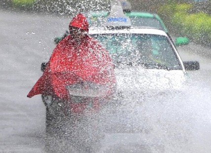 “苏拉”带来大暴雨 福州市区部分路段积水成患