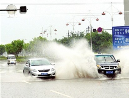 防抗台风“苏拉”：榕城风雨急 市政排涝忙