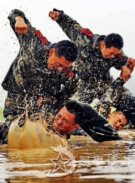 武警特战部队训练残酷挑战士兵极限