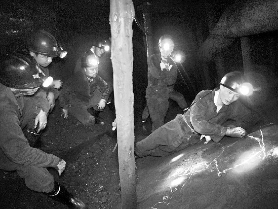 永安煤业公司上京分公司组织30名安监员在仙亭煤矿420采煤工作面现场