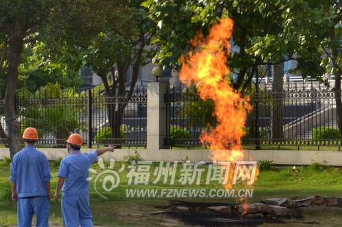 福州江滨路上煤气窨井泄漏爆炸起火 疑有人故意破坏