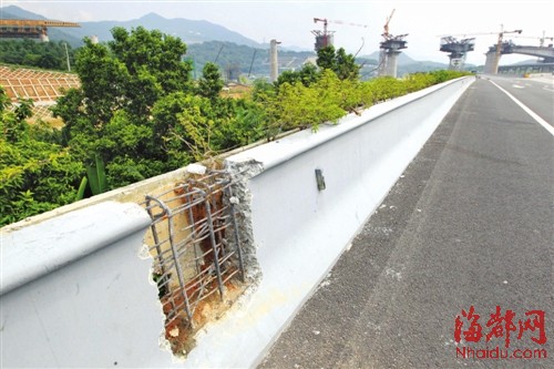 福州三环路两侧为防撞墙挖洞 国庆前加装led路灯