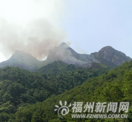 闽侯县祥谦镇五虎山8日上午突发大火近10小时