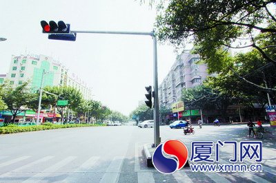 公交车"屁股"大跟太紧易闯红灯 参考人行道红绿灯