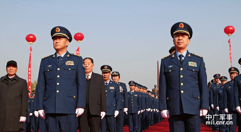 空军司令员马晓天(前排左,政委田修思(前排右)怀着崇敬的心情注视着