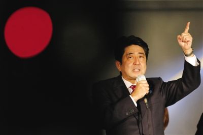 　　12月15日，日本自民党总裁安倍晋三在东京街头发表演讲。当日是竞选活动最后一天，日本国民议会选举于12月16日拉开帷幕。图/新华社