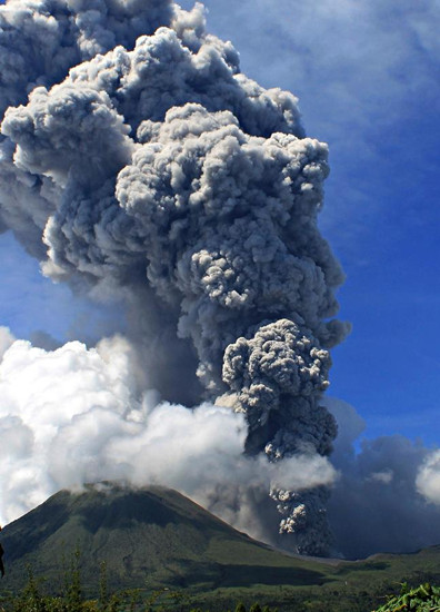 印尼洛孔火山喷发火山灰升至3000米高空（图）