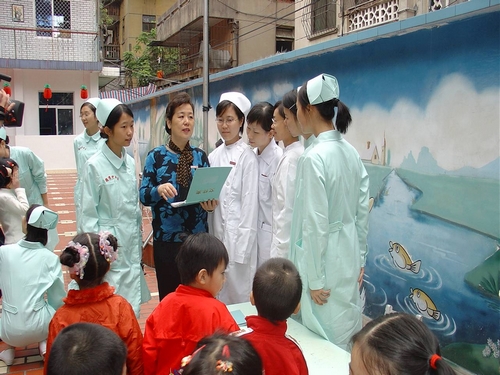 姜小鹰教授指导学生进行社区护理 - 感动福建