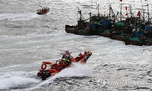 韩国海警出动舰艇飞机特攻队抓捕21艘中国渔船