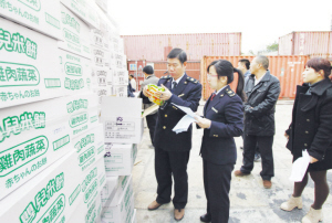 1月10日,在东山口岸台湾小食品堆放场,检验检疫工作人员正在检验刚