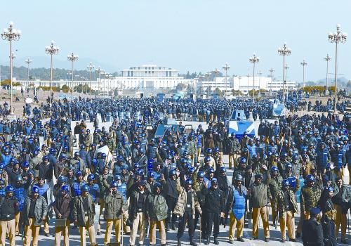 15日上午，大批警察在巴基斯坦首都伊斯兰堡总统府前警戒。