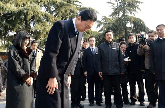 日本前首相鸠山由纪夫1月17日上午参观南京大屠杀纪念馆,并对旧日军