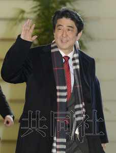 图为2月21日上午安倍步入官邸。