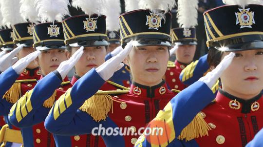 韩国军队杰出“巾帼”剧增忧男学生水平下降