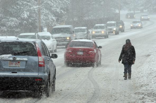 美国东部遭暴风雪侵袭波士顿等地积雪逾30厘米