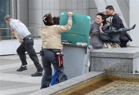 日本部分地区遭强风袭击成田机场内视线模糊