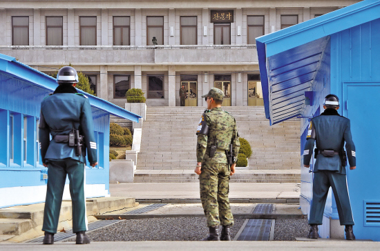 19日,韩国士兵在板门店韩方一侧警戒着src=