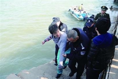 痴情小伙为爱跳海 漂泊20分钟海上被救起(图)