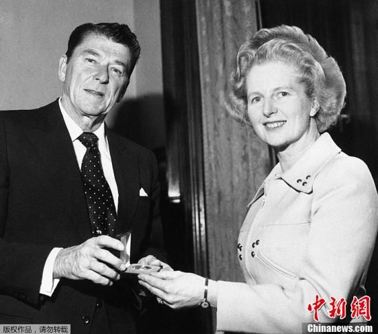 　英国“铁娘子”、前首相撒切尔夫人8日去世，享年87岁。撒切尔夫人1979年至1990年任首相，是英国唯一一位女首相，也是英国20世纪连续执政时间最长的首相。图为1975年4月9日，罗纳德·里根赠送撒切尔夫人（右）一枚银制纪念章。