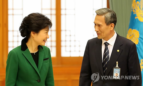 资料图：3月22日，韩国总统朴槿惠（左）和国防部长官金宽镇在青瓦台交谈。