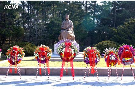 朝举行向金日成母亲康盘石铜像献花圈仪式（图）