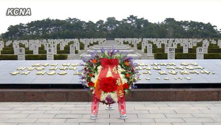 朝鲜举行仪式迎建军日金正恩向烈士陵园送花圈