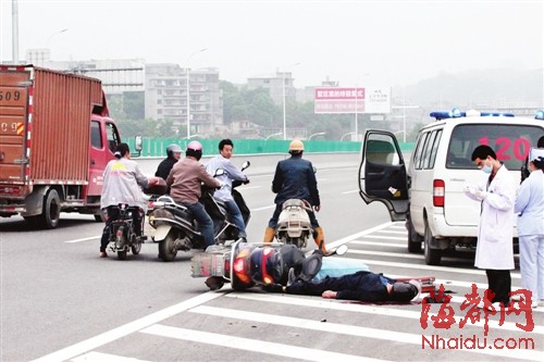 发生一起惨剧,一名骑电动车的中年男子意外死亡.