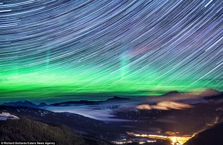 壮美极光笼罩洛基山脉满天繁星现圆形星迹（图）