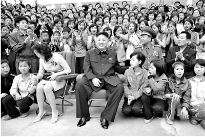 5月19日，朝鲜最高领导人金正恩与夫人李雪主访问妙香山少年团野营所，与孩子们合影。