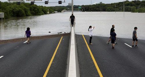 25日，圣安东尼奥市，8条车道的281号公路遭洪水淹没。