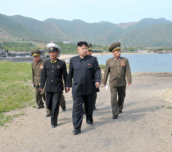 朝鲜《劳动新闻》5月27日公开朝鲜最高领导人金正恩视察朝鲜人民军海军第291部队现场照。