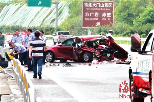 福永高速通车以来,昨发生首起惨烈车祸,小车失控撞护栏,车上两人,一