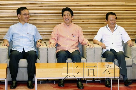 安倍穿粉衬衫与阁僚“撞衫”被指如情侣衫（图）