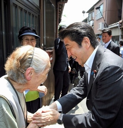 安倍亲身体验全球最细注射针头称试过了不疼