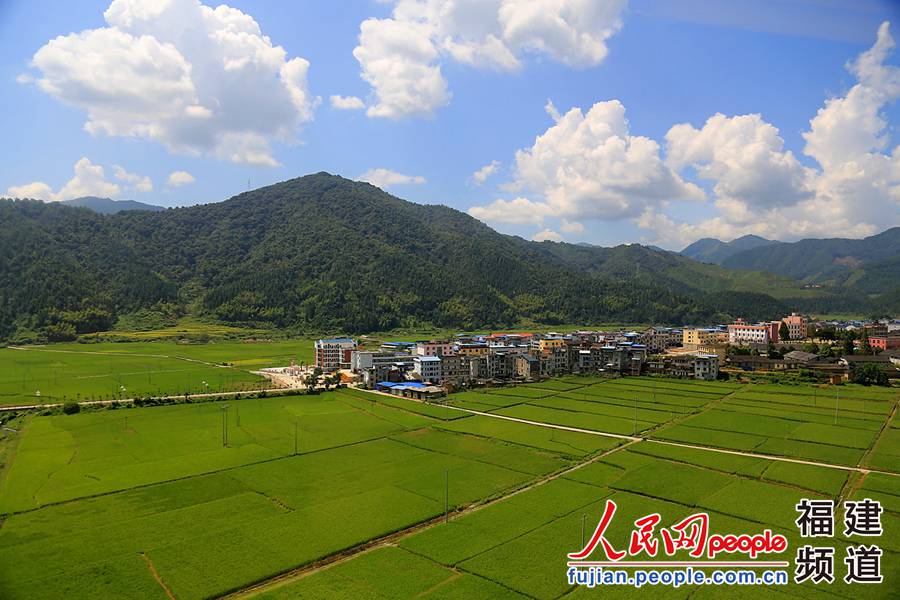 向莆铁路被誉为“最美铁路”，沿线经过许多风景名胜区。坐在动车上就像一场旅行，一路上眼睛里收获的都是美景。 邹家骅摄